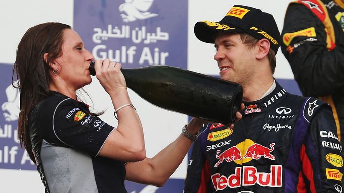 I Když se v Bahrajnu na stupních vítězů "podávala" jen limonáda, expertka na elektorniku Gill Jonesová i Sebastian Vettel si užívali jako se šampaňským.