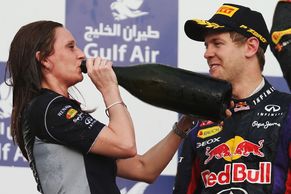 FOTO Vettel slavil se sličnou inženýrkou. Limonádou