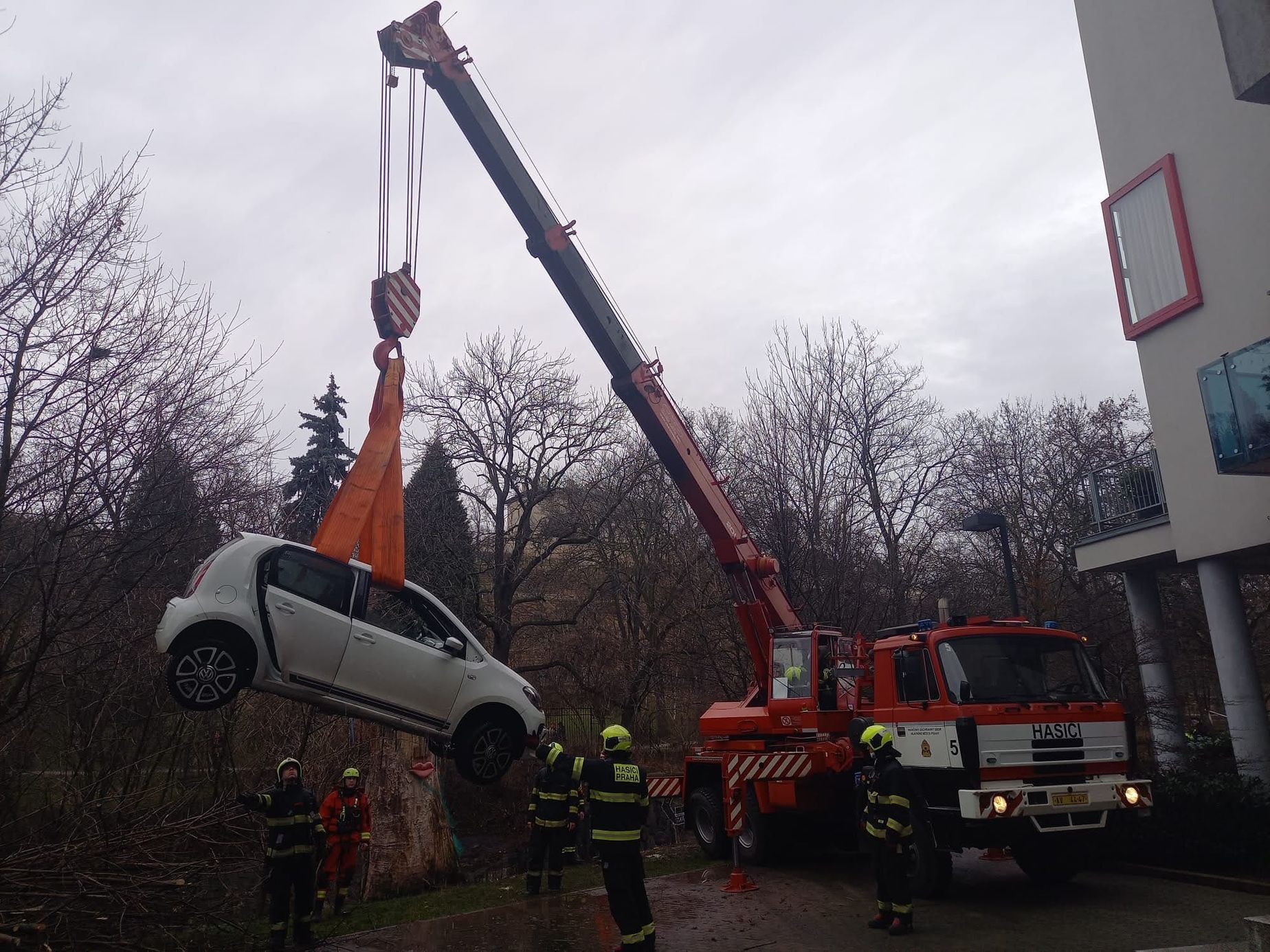 V pátek odpoledne zasahovali pražští hasiči u Botiče ve Vršovicích. Auto tam sjelo do potoka