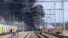 Hasiči zasahují u poškozené železniční cisterny, uniká z ní benzol, hořlavá a toxická kapalina, 28. února 2025, Hustopeče nad Bečvou, Přerovsko.