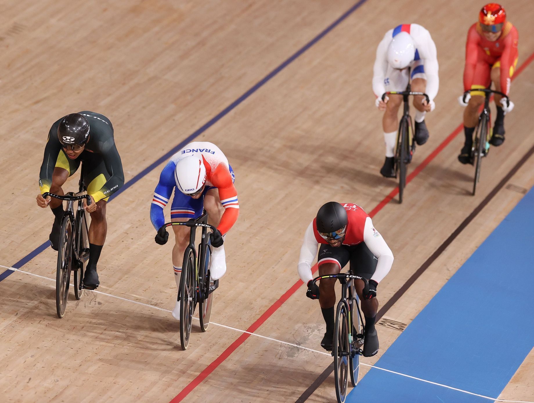 Tomáš Bábek (v bílém dresu a bílé helmě)  v keirinu na OH 2020.