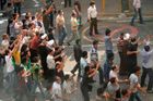 Západ se pře s představiteli Íránu, v ulicích mrtví