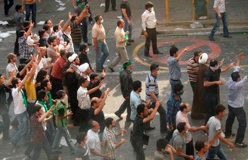 Íránci protestují v Teheránu proti výsledkům prezidentských voleb, které považují za zmanipulované