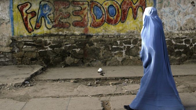 Afghánka míjí nápis "svoboda" - ilustrační foto.