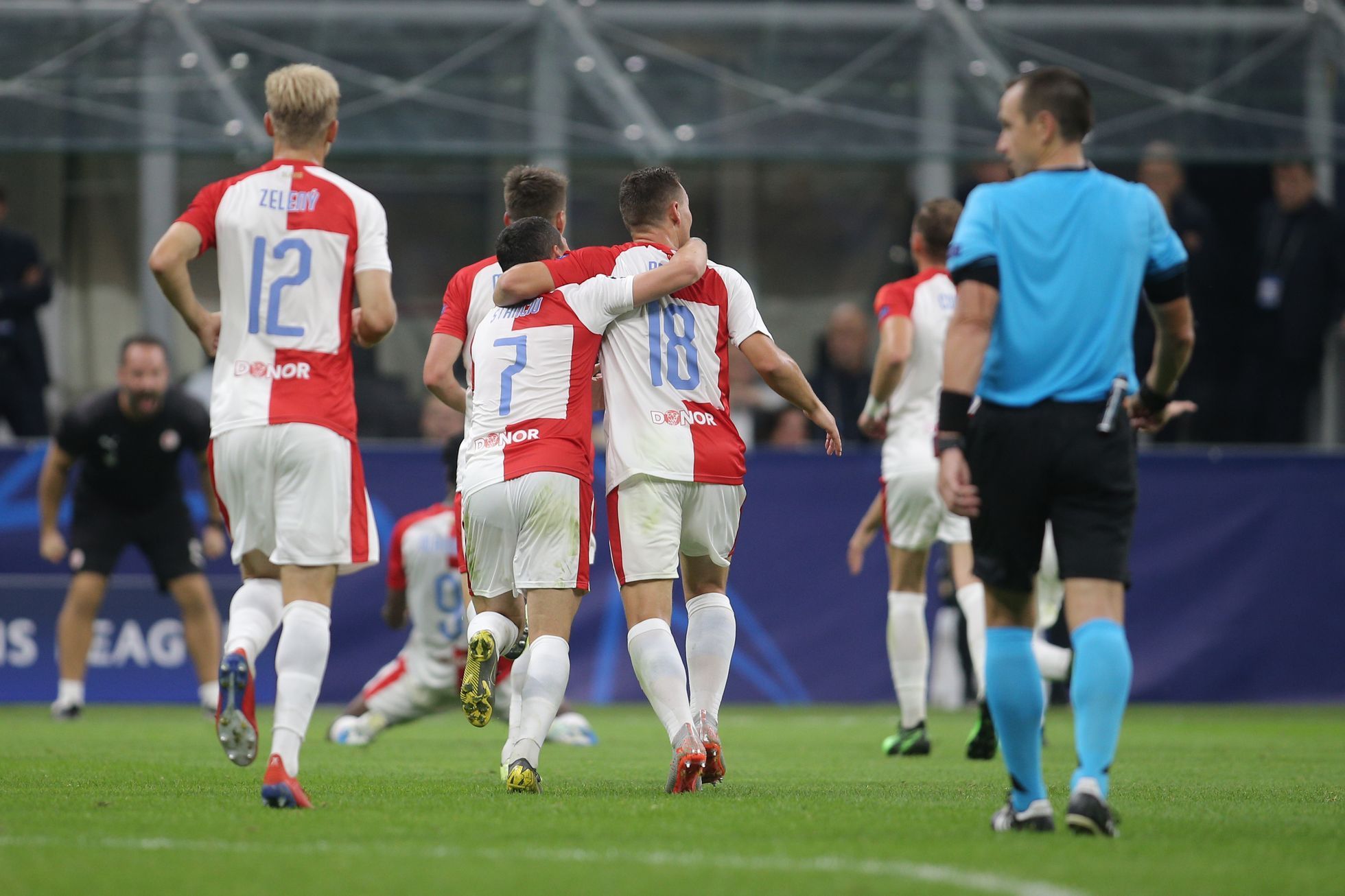 Slávisté slaví gól v zápase LM Inter Milán - Slavia Praha