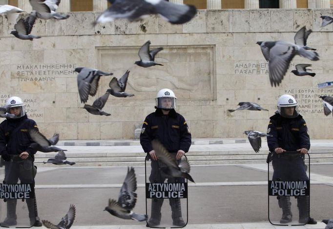 Protesty v Řecku. Policisté hlídají parlament v Aténách, zatímco v zemi je 24 hodinová stávka. Stávkují zaměstnanci železnic a městské dopravy - a to proti zamýšleným reformám v jejich sektoru.