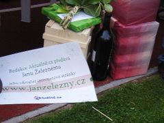 Kromě archivních vín, kytic, dárků od Dany Zátopkové či boleslavského starosty dostal Jan Železný od serveru Aktuálně.cz i vlastní internetové stránky.