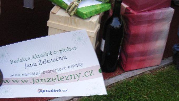 Kromě archivních vín, kytic, dárků od Dany Zátopkové či boleslavského starosty dostal Jan Železný od serveru Aktuálně.cz i vlastní internetové stránky.