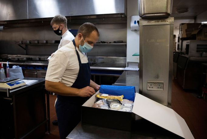 Šéfkuchař James Knappett připravuje balíček s nedodělaným jídlem ze své michelinské restaurace Kitchen Table.
