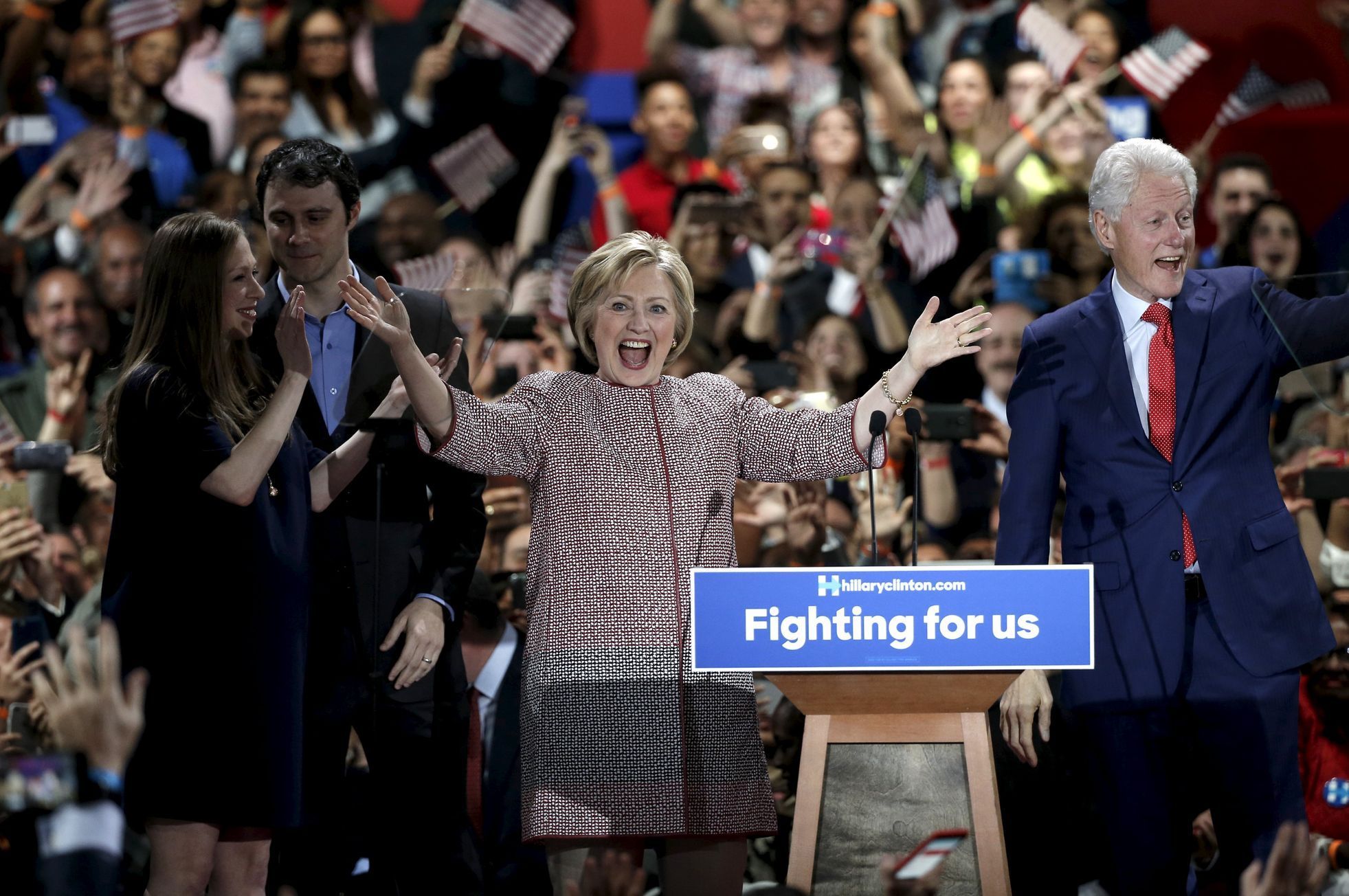 Hillary Clintonová nadšeně slaví vítězství v New Yorku s manželem Billem