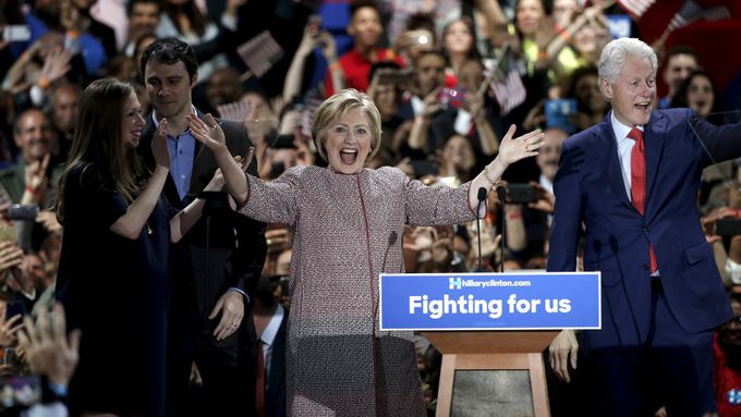 Hillary Clintonová slaví vítězství v New Yorku s manželem Billem a dcerou Chelsea
