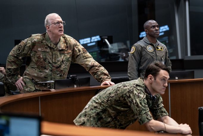 Tracy Letts jako generál odhodlaný za každou cenu zahájit odvetu a Gbenga Akinnagbe ve filmu Dům plný dynamitu.