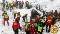 Záchranáři se snaží dostat do zasypaného hotelu Rigopiano ve Farindole ve střední Itálii