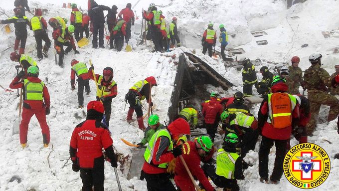 Desítky záchranářů se stále snaží dostat k lidem zasypaným lavinou v hotelu Rigopiano ve Farindole ve střední Itálii.