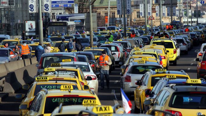 Taxikáři osm hodin blokovali magistrálu v Praze. Fotoblog z metropole ochromené hněvem