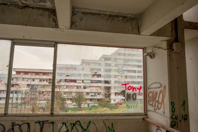 V Itálii i za jejími hranicemi Scampia proslul komplex Le Vele jako bašta neapolské mafie Camorra.