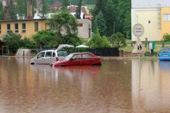 Oživí povodeň ekonomiku? Počítejme padlé, pak uvidíme