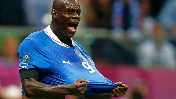 Mario Balotelli věří, že v pátek překoná Petra Čecha, a zařídí tak italské reprezentaci postup na MS do Brazílie.