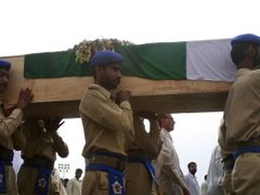 Vojáci přenášejí rakev s ostatky spolubojovníka, zabitého při přestřelce s Talibanem