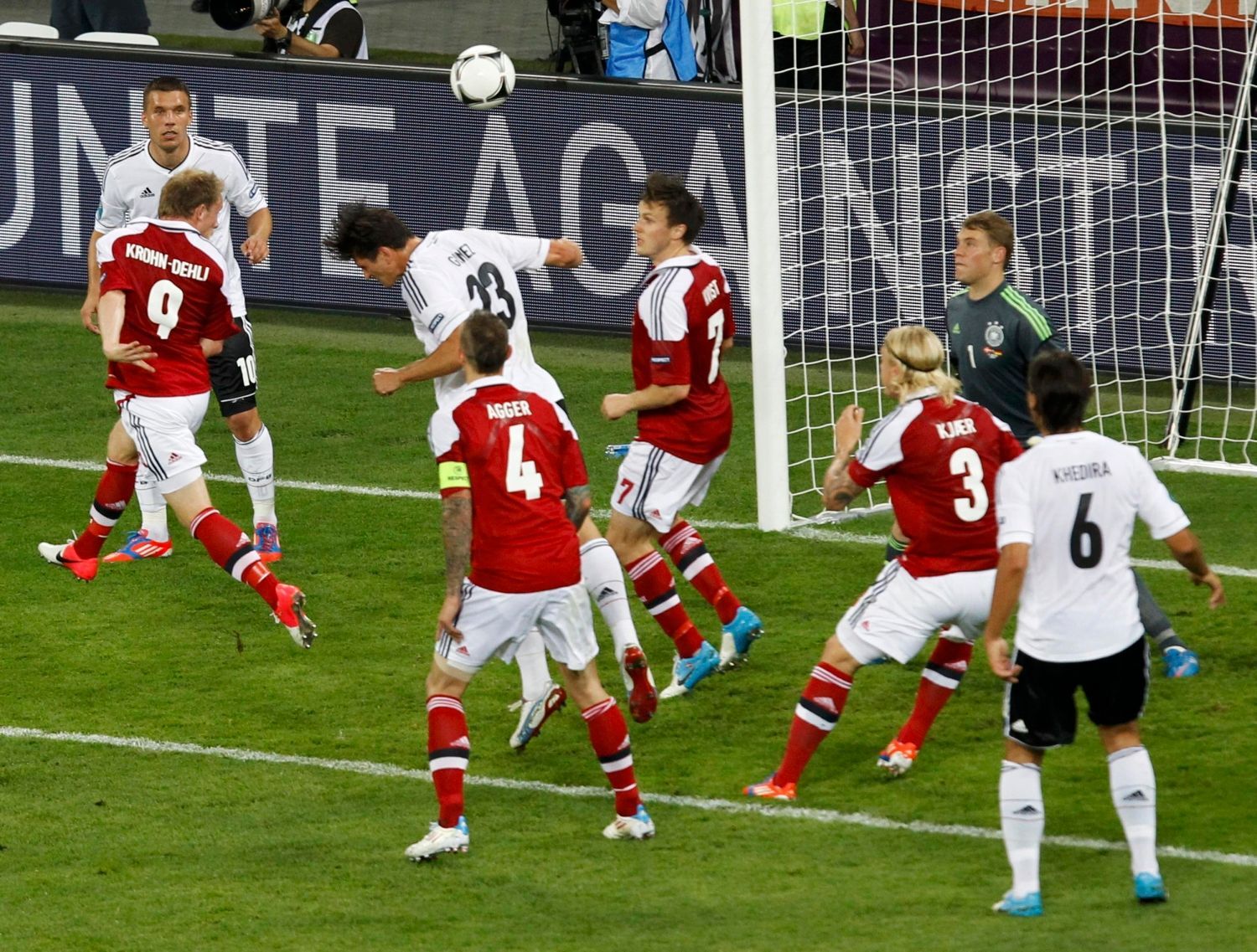 Dánský fotbalista Michael Krohn-Dehli hlavičkuje gól za záda německého brankáře Manuela Neuera v utkání skupiny B na Euru 2012