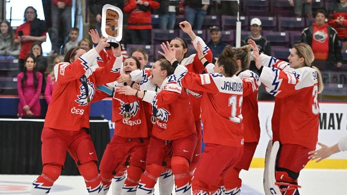 Bronzová radost českých hokejistek na loňském mistrovství světa v Kanadě