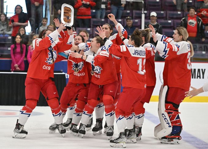 České hokejistky na MS v Kanadě s trofejí pro bronzový tým.