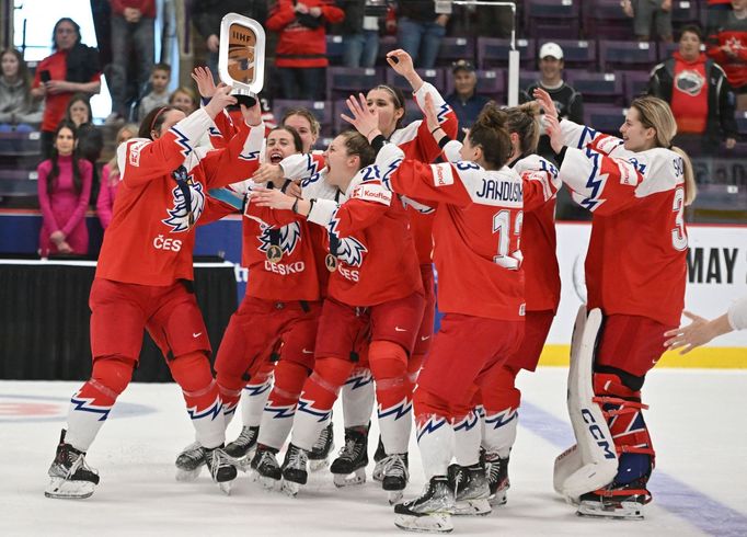 České hokejistky na MS v Kanadě s trofejí pro bronzový tým.