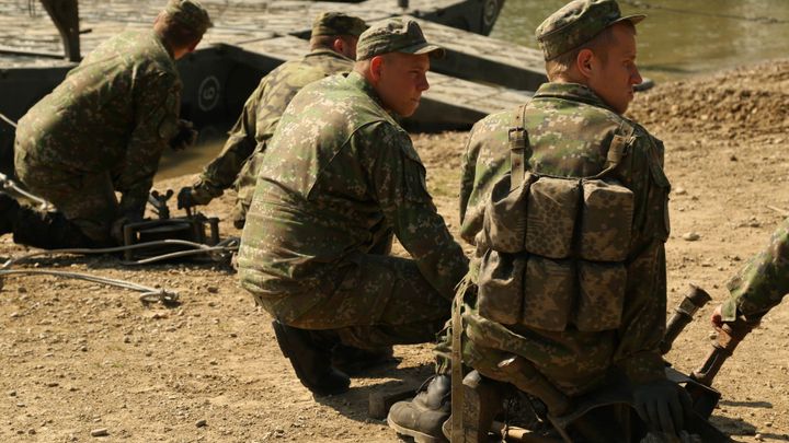 Miliony do škol i spolků: Ministerstvo podpoří lidi, který chtějí bránit Česko
