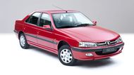 Zatímco Nissan Junior z evropských cest tolik známý není, Peugeot 405 je dobře známý i z Česka. Elegantní sedan měl premiéru v roce 1987 a o pět let později se poprvé začal vyrábět v Íránu u automobilky Iran Khodro. Zatímco ve Francii 405 skončila v polovině 90. let, v Teheránu jedou linky stále dál. Pravda, už to není úplně původní 405, ale zmodernizovaná verze Peugeot Pars, technicky ale z původní 405 i nadále vychází. Ba co víc, podvozek letitého Peugeotu dostalo v Íránu hned několik dalších automobilů a před čtyřmi lety dokonce začala jeho licenční výroba v Ázerbájdžánu pod označením Peugeot Khazar 406. Íránskou verzi letos čeká kvůli přísnějším předpisům modernizace. Nadále ale zůstanou v nabídce motory řady XU i TU.