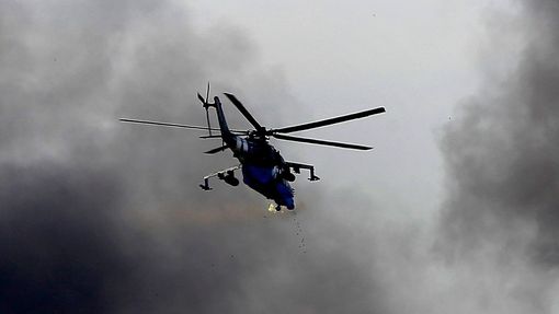 Vrtulník Mi-24 ukrajinské armády nad letištěm v Doněcku.