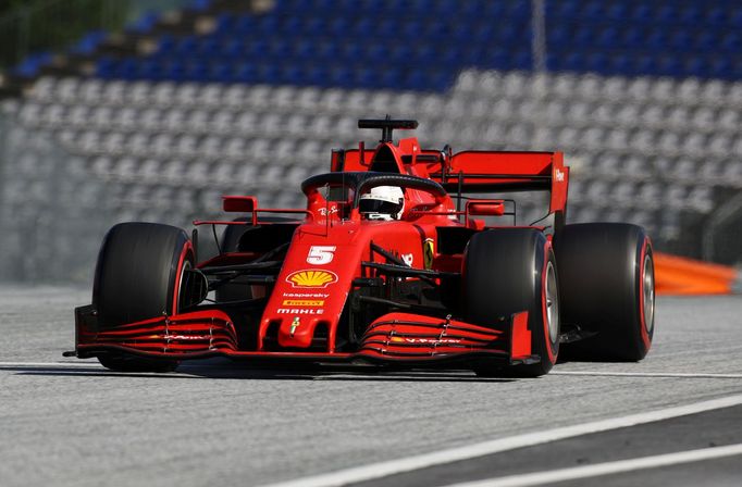 Sebastian Vettel ve Ferrari v GP Rakouska F1 2020