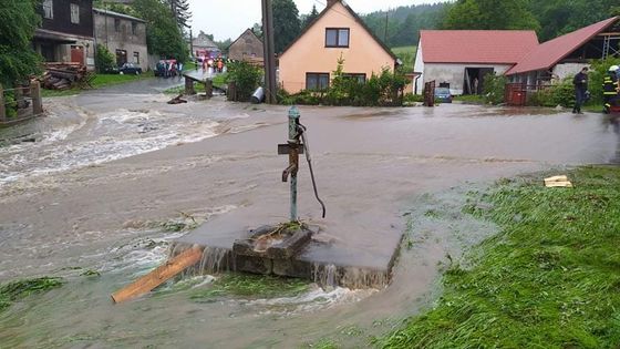 Obrazem: Odklízeli následky bouřek a přišly další. Hasiči měli skoro tisíc výjezdů