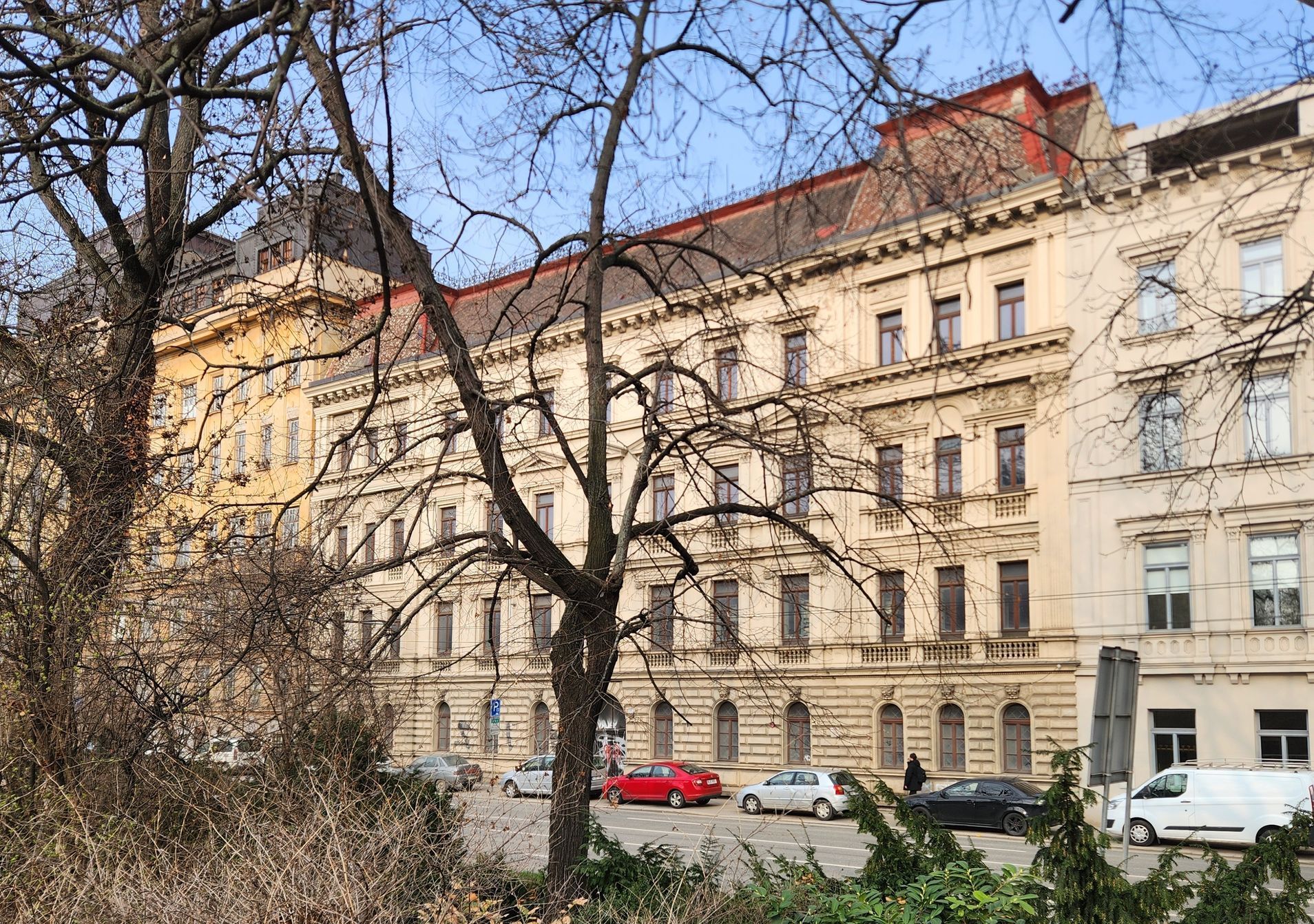 Takto dnes vypadá bývalý Spolkový dům v Brně, který patřil k zásadním místům života židovské komunity v Brně. Zatímco Židovská obec desítky let žádá o jeho vrácení, budova je prázdná a chátrá.