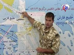 Zajatý britský voják ukazuje na mapě místo, kde byli zajati. Podle GPS navigace se měli několikrát pohybovat až 0,5 km v íránských vodách