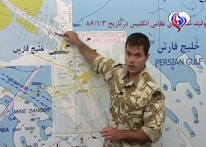 Zajatý britský voják ukazuje na mapě, kde byli zajati. Záběry odvysílala Íránská televize