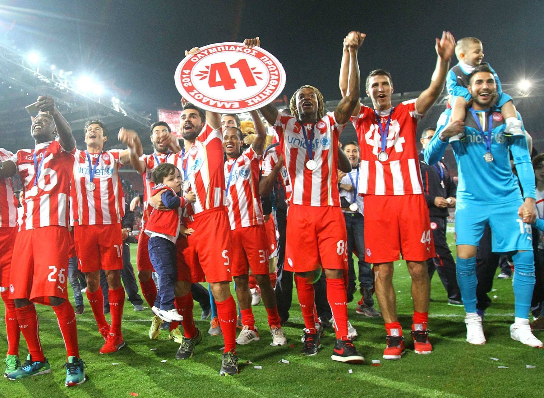 Olympiakos Pireus slaví titul v řecké lize 2013-14