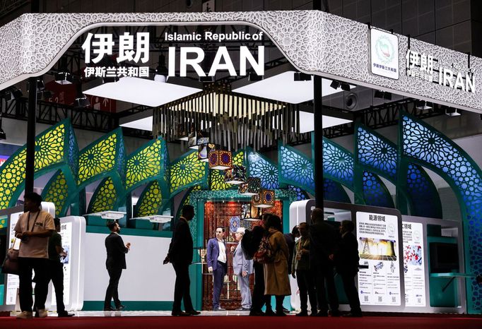 Lidé u stánku Íránu na 8. mezinárodním veletrhu dovozu do Číny v Šanghaji. Země se prezentuje jako stabilní a bezpečná a využívá k tomu influencery.