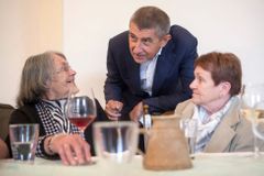 Poslanců je moc a Senát je zbytečnost, vykládá Babiš voličům. Změny politického systému ale nechystá