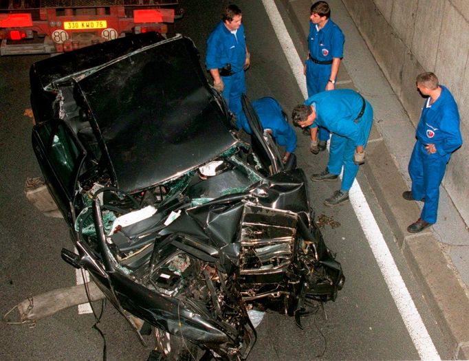 Záběr na těžce poškozené auto v tunelu mostu Alma v Paříži, ve kterém v neděli 31. srpna 1997 brzy ráno zemřela princezna Diana a její přítel Dodi Fayed.