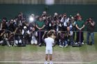 A takhle to vypadalo v neděli odpoledne na kurtu. Roger Federer zase jednou posunul hranice možného a vyhrál svůj osmý wimbledonský titul.
