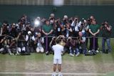 A takhle to vypadalo v neděli odpoledne na kurtu. Roger Federer zase jednou posunul hranice možného a vyhrál svůj osmý wimbledonský titul.