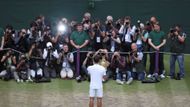 A takhle to vypadalo v neděli odpoledne na kurtu. Roger Federer zase jednou posunul hranice možného a vyhrál svůj osmý wimbledonský titul.