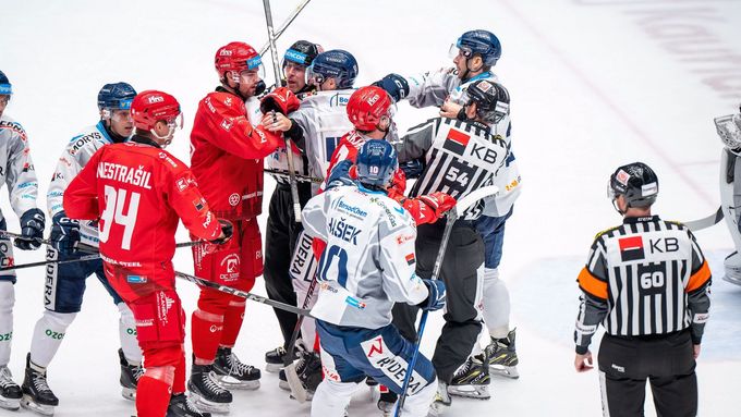 Rozmíška v zápase Třinec - Vítkovice