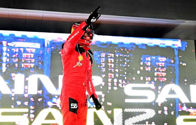 Carlos Sainz z Ferrari slaví triumf ve VC Singapuru F1 2023