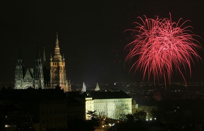 Velký pražský novoroční ohňostroj je už po několik let odpalován z prostoru Letenských sadů po setmění na Nový rok.