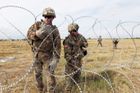 Američtí vojáci natahují u hranic s Mexikem ostnatý drát. Kvůli karavanám migrantů