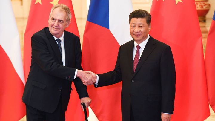 Čína navzdory koronaviru dále počítá se summitem. Zda pojede Zeman, není jasné