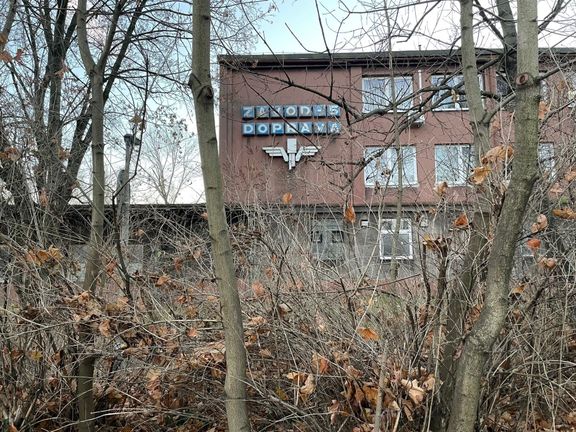 Huť Liberty Ostrava se skládala z několika závodů. Tenhle měl na starosti dopravu materiálu po vlečkách v rozsáhlém areálu, závod 10 zase výrobu koksu.