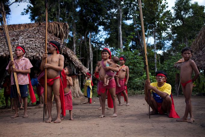 Amazonští indiáni z kmene Yanomami předvádějí své tance.