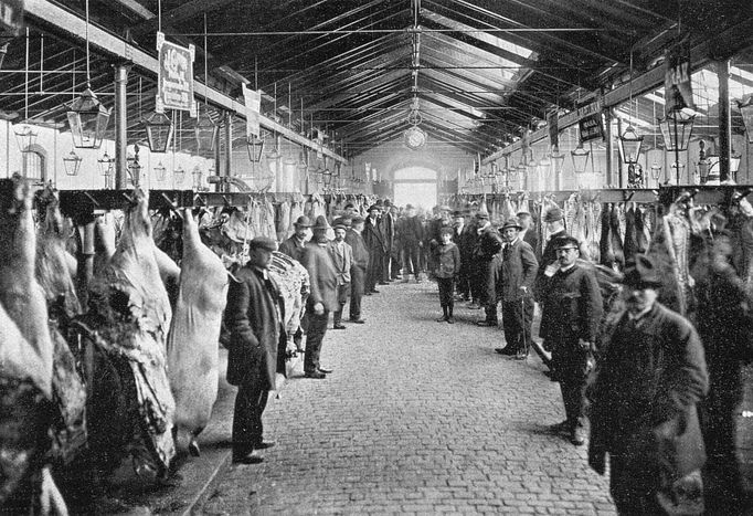 Interiér městských jatek v pražské čtvrti Holešovice-Bubny na fotografii z roku 1905.